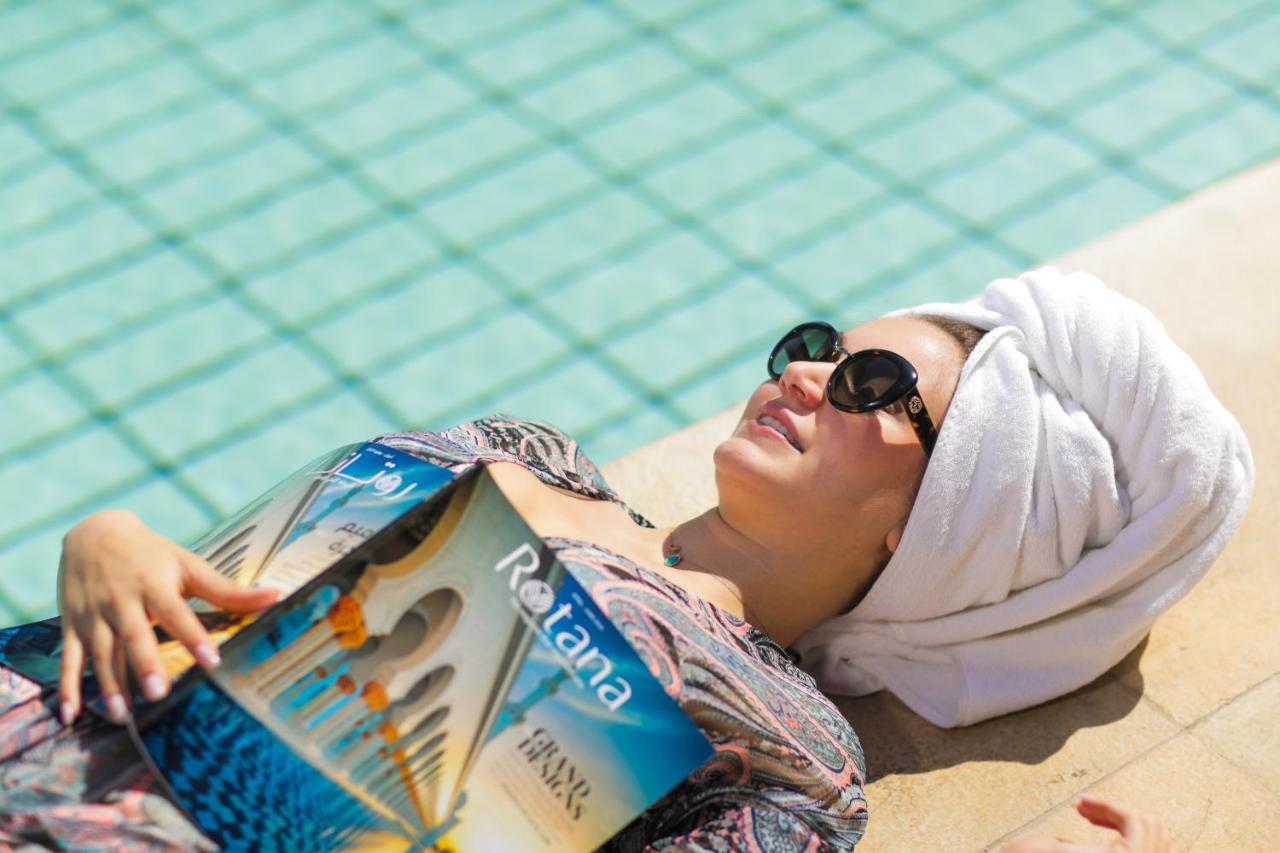 Gefinor Rotana – Beirut Beirute Exterior foto A woman sunbathing