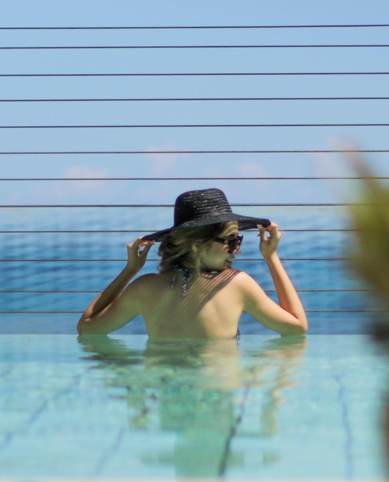 Gefinor Rotana – Beirut Beirute Exterior foto A woman wearing a sun hat