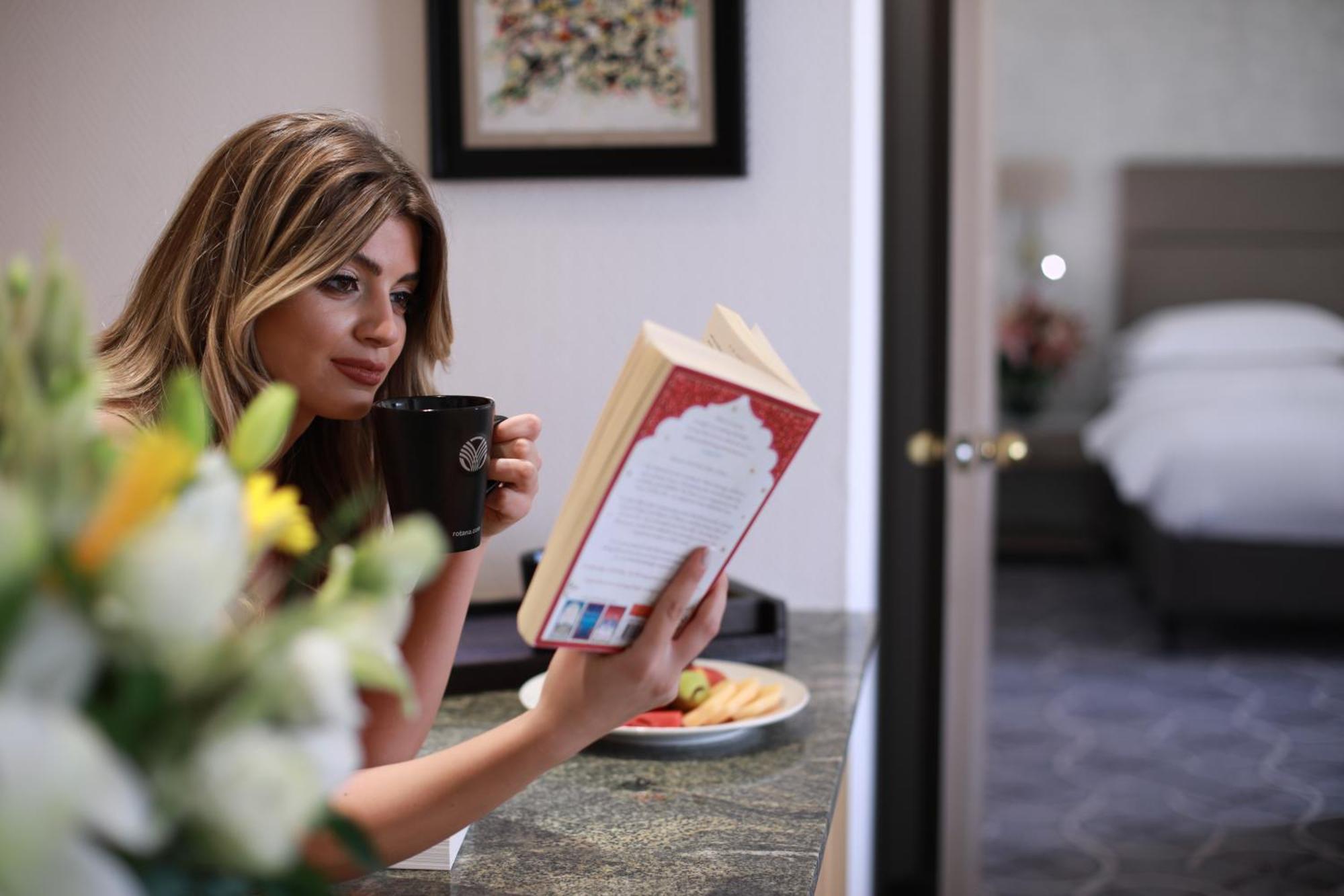 Gefinor Rotana – Beirut Beirute Exterior foto A woman reading a book