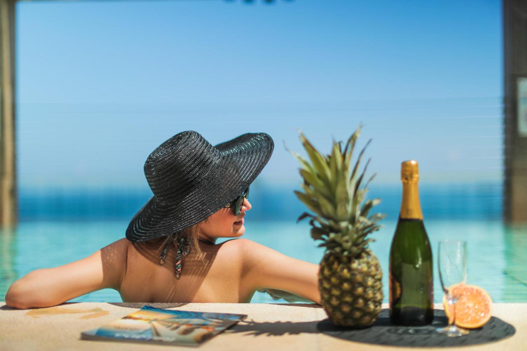 Gefinor Rotana – Beirut Beirute Exterior foto A woman sunbathing