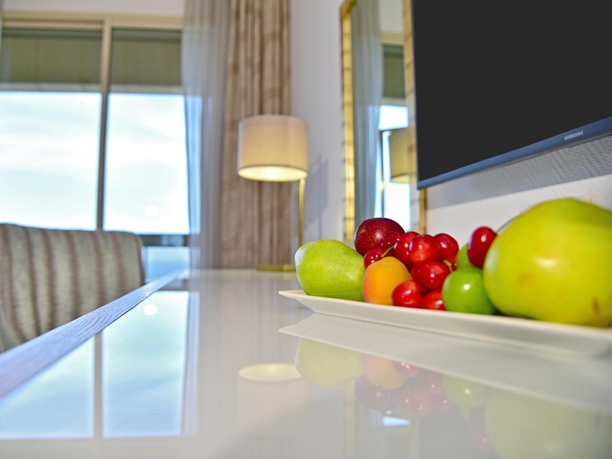Gefinor Rotana – Beirut Beirute Exterior foto A fruit plate