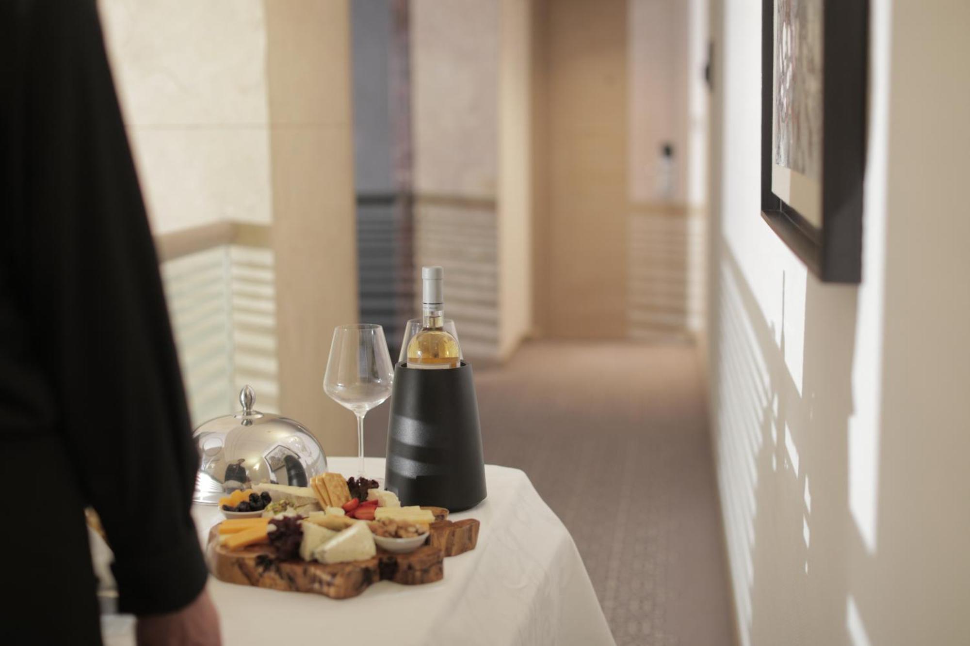 Gefinor Rotana – Beirut Beirute Exterior foto A room service tray