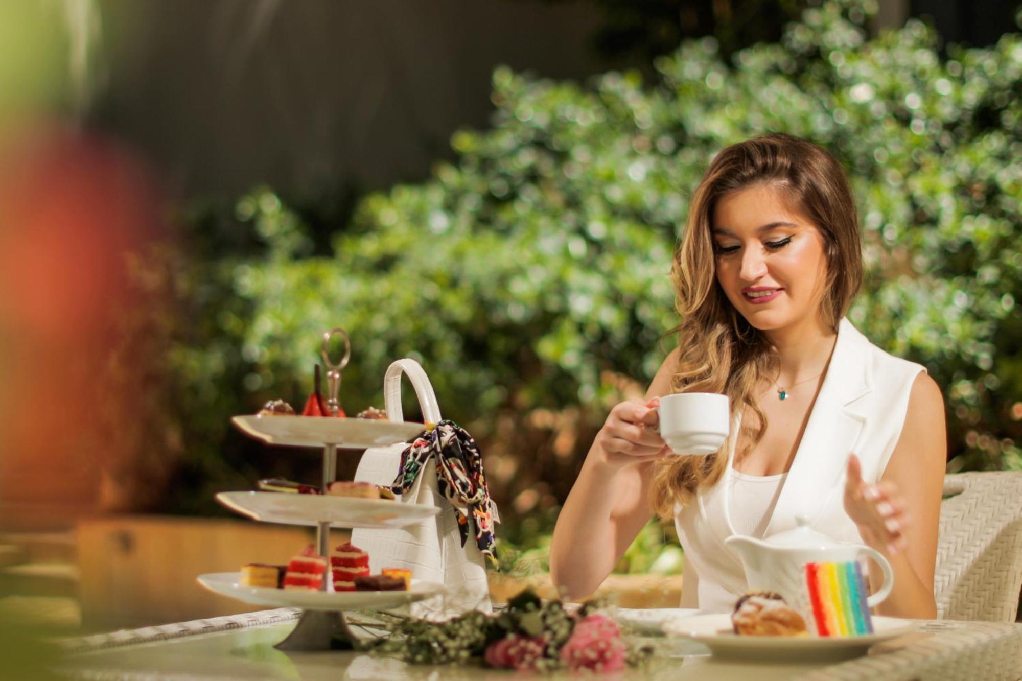 Gefinor Rotana – Beirut Beirute Exterior foto A woman drinking tea