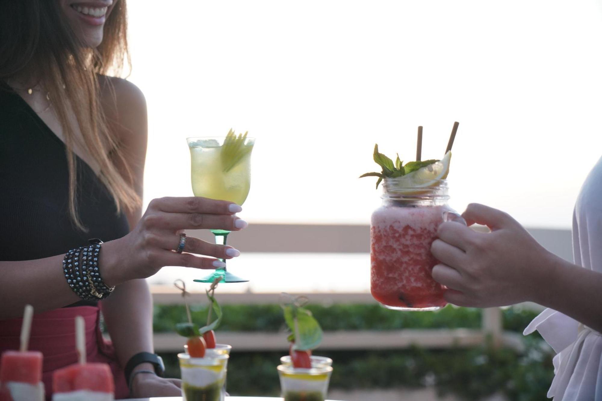 Gefinor Rotana – Beirut Beirute Exterior foto Two people holding cocktails