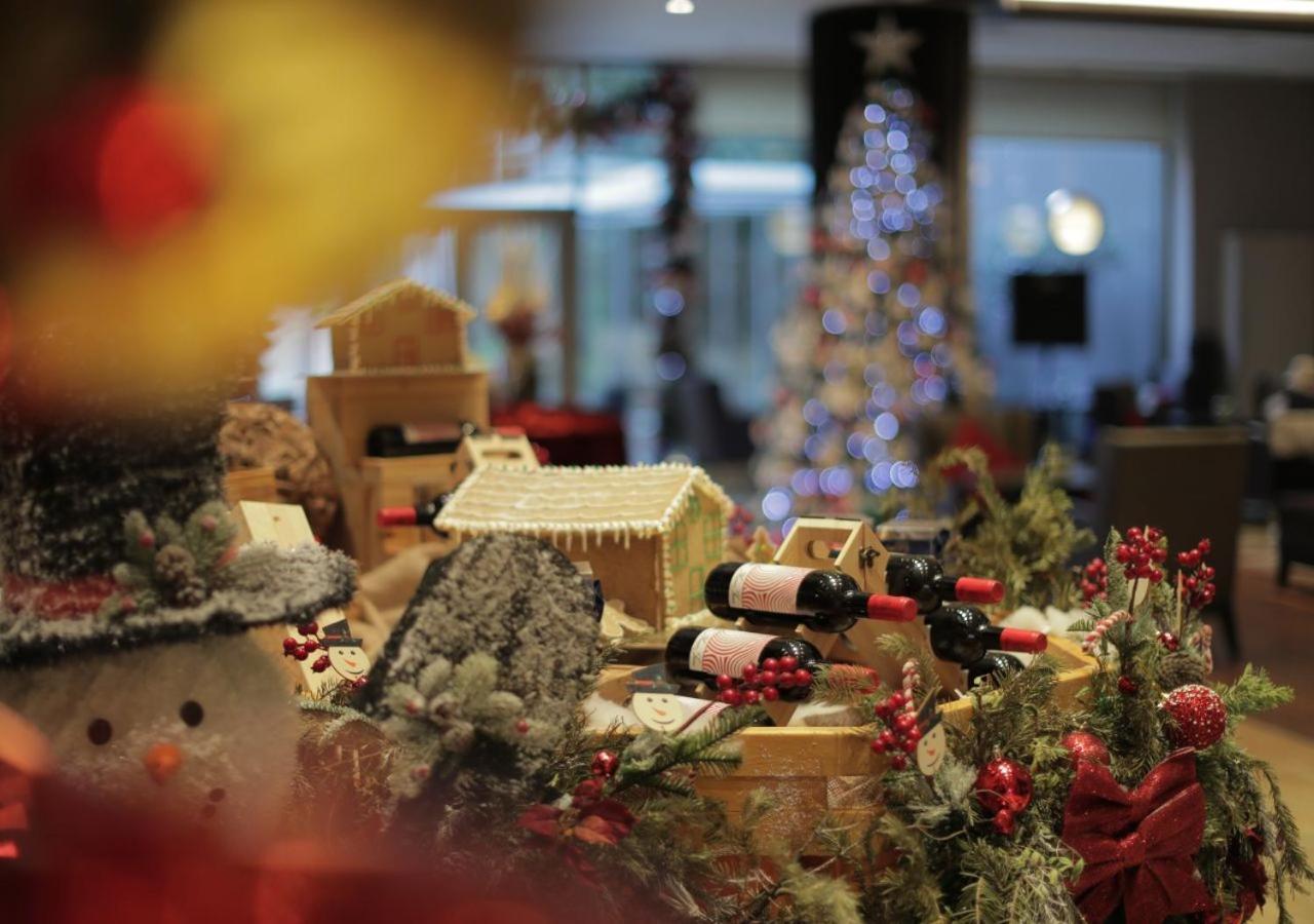 Gefinor Rotana – Beirut Beirute Exterior foto A Christmas display at the hotel