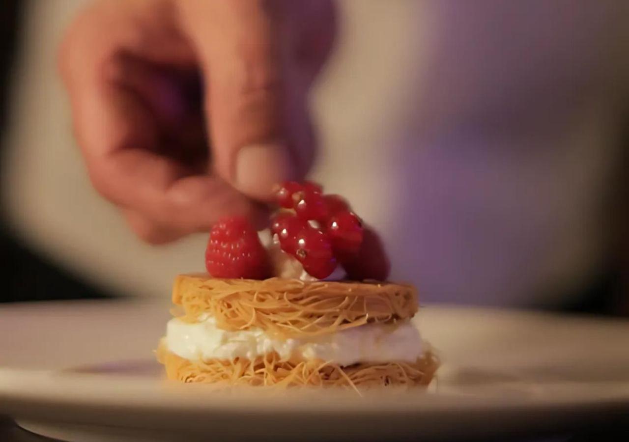Gefinor Rotana – Beirut Beirute Exterior foto A pastry chef finishing a dessert