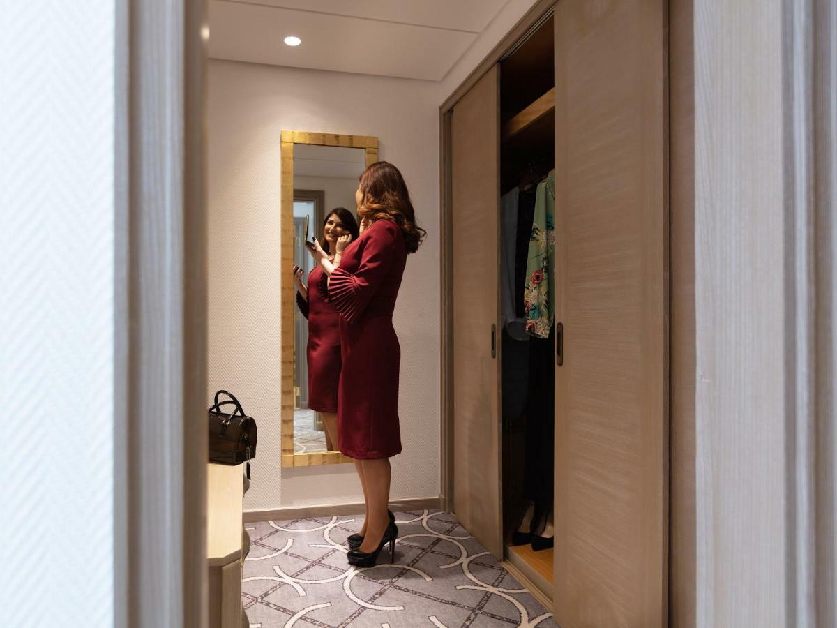 Gefinor Rotana – Beirut Beirute Exterior foto A woman in a hotel room