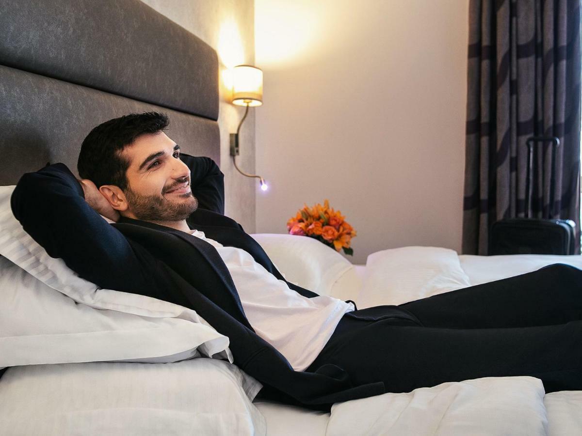 Gefinor Rotana – Beirut Beirute Exterior foto A man relaxing on a massage chair
